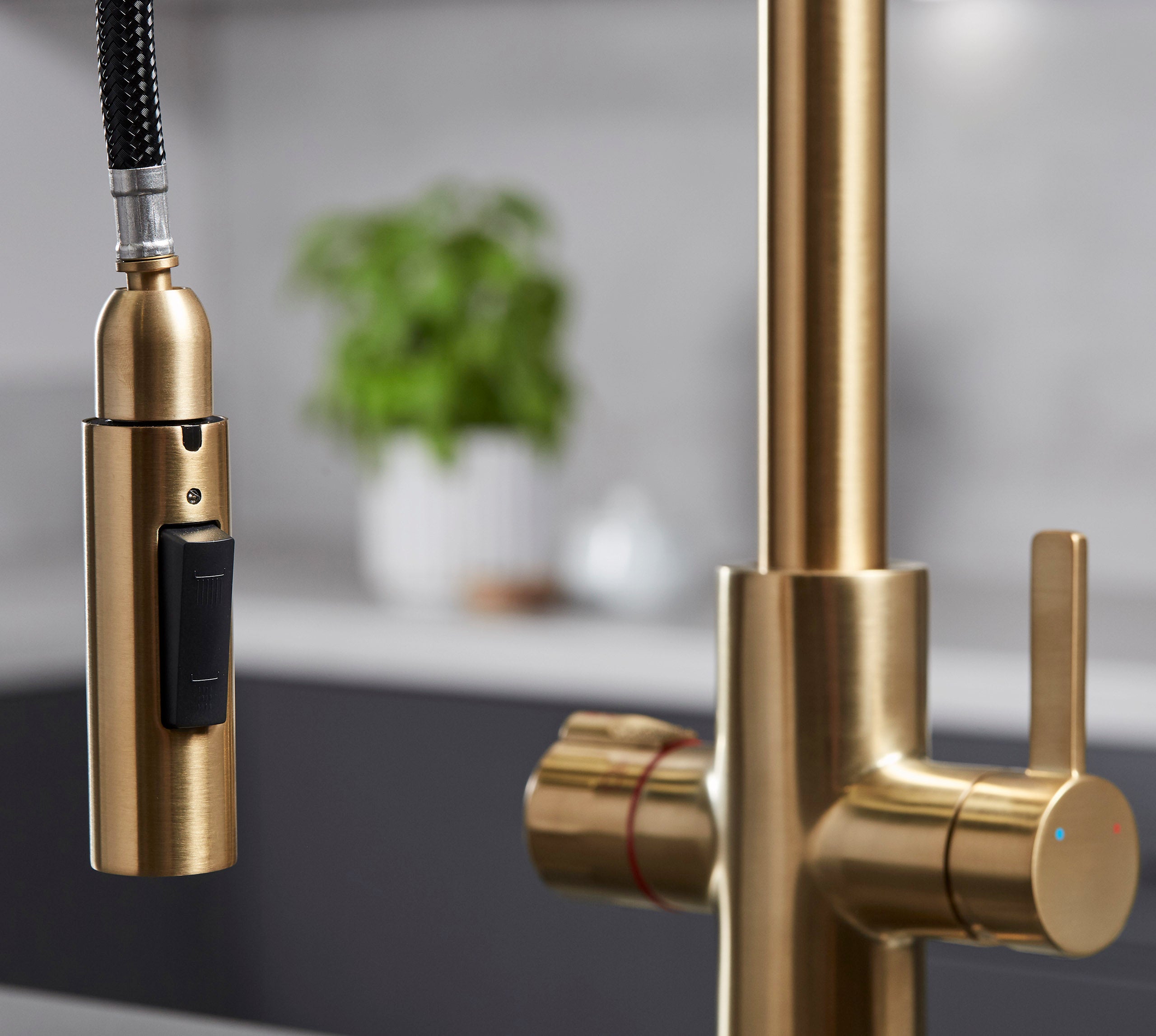 Platinum 4-in-1 Pull-Out: Swan Neck - Brushed Gold