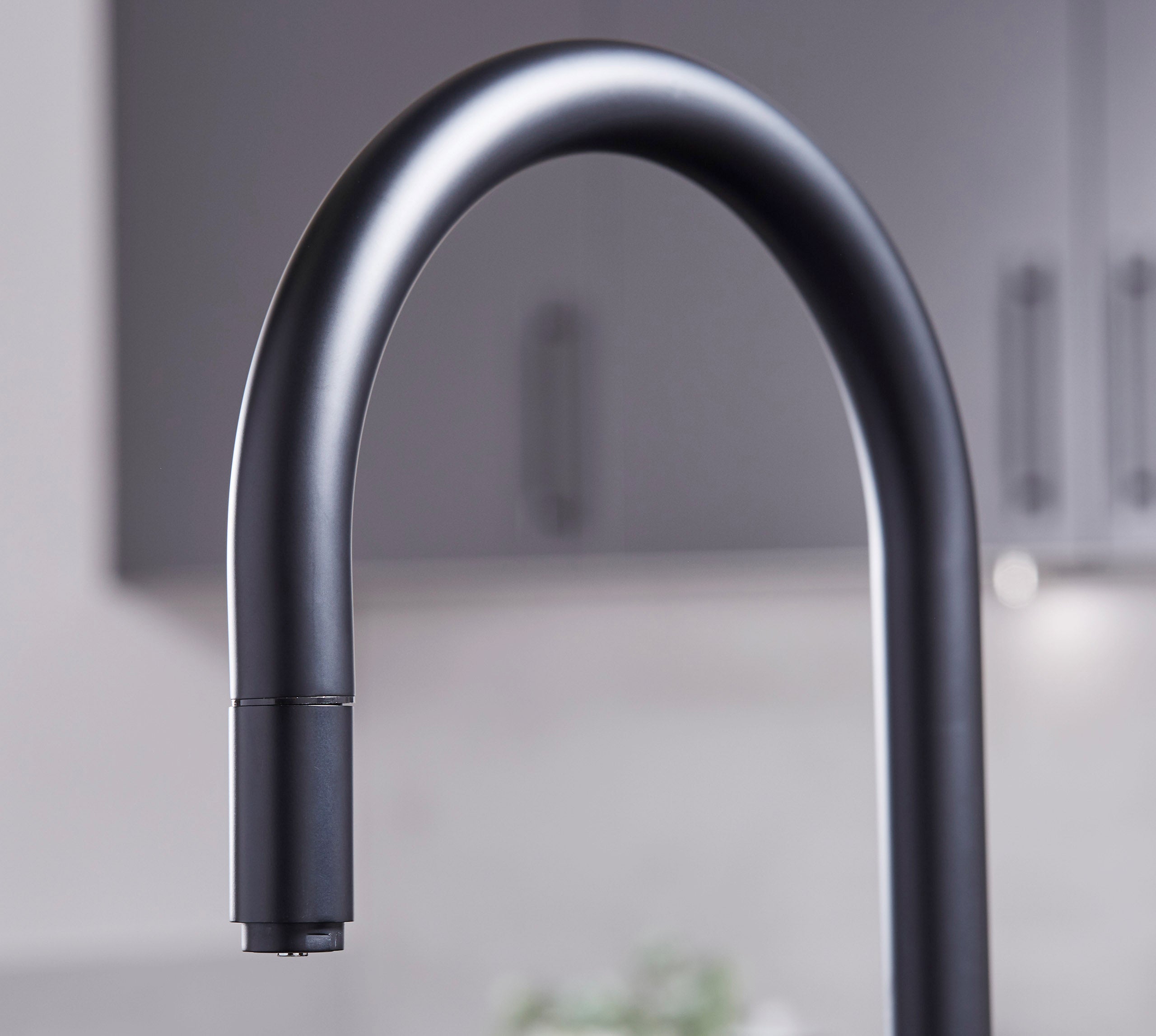 Astra 3-in-1 Pull-Out: Swan Neck - Matt Black