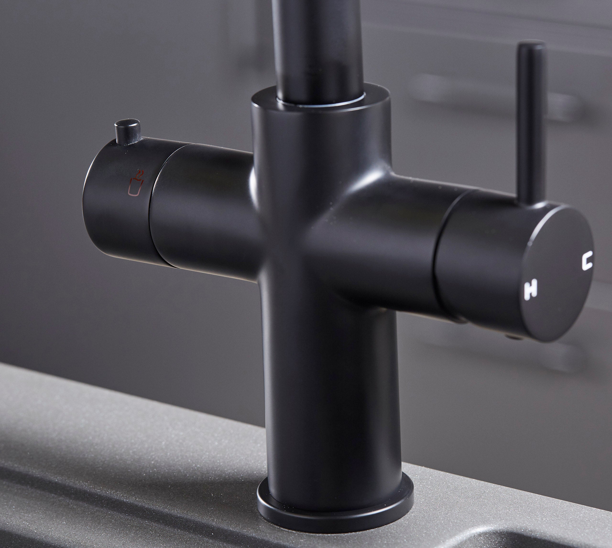 Astra 3-in-1 Pull-Out: Swan Neck - Matt Black